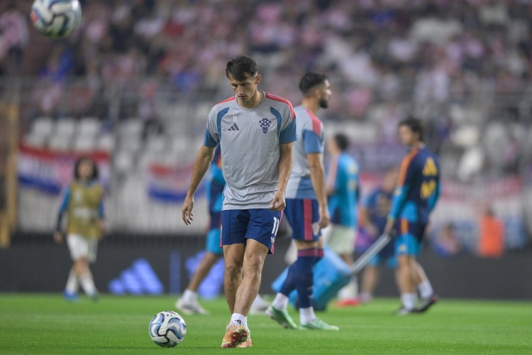 Osasuna nagradila Antu Budimira, primio statuu u obliku zlatne lopte na travnatoj podlozi