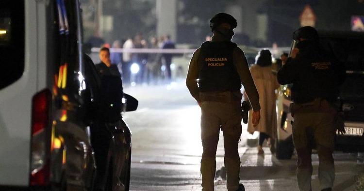 FOTO Naoružani specijalci opkolili kuću u V. Gorici, ulica bila blokirana: Uhitili muškarca